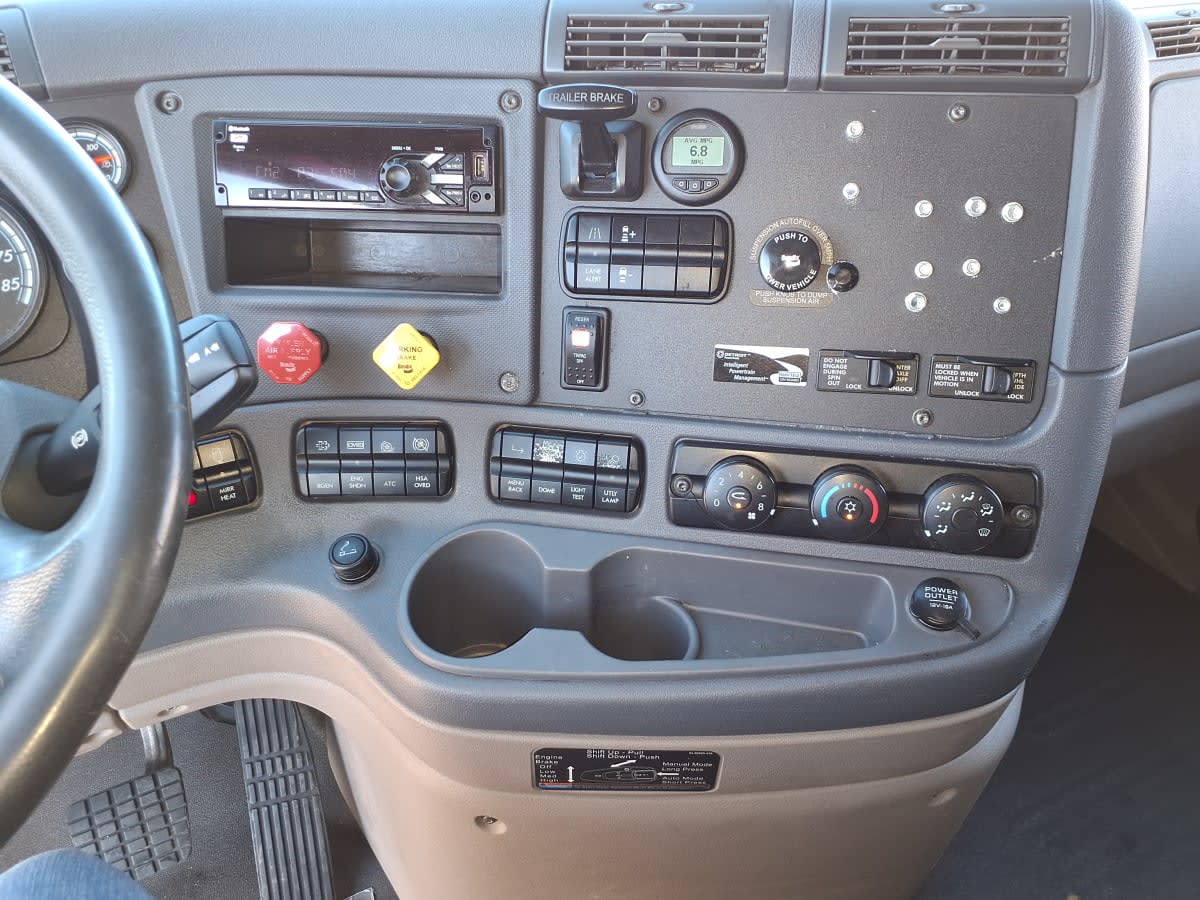 2020 Freightliner Cascadia in Memphis, TN — photo 11