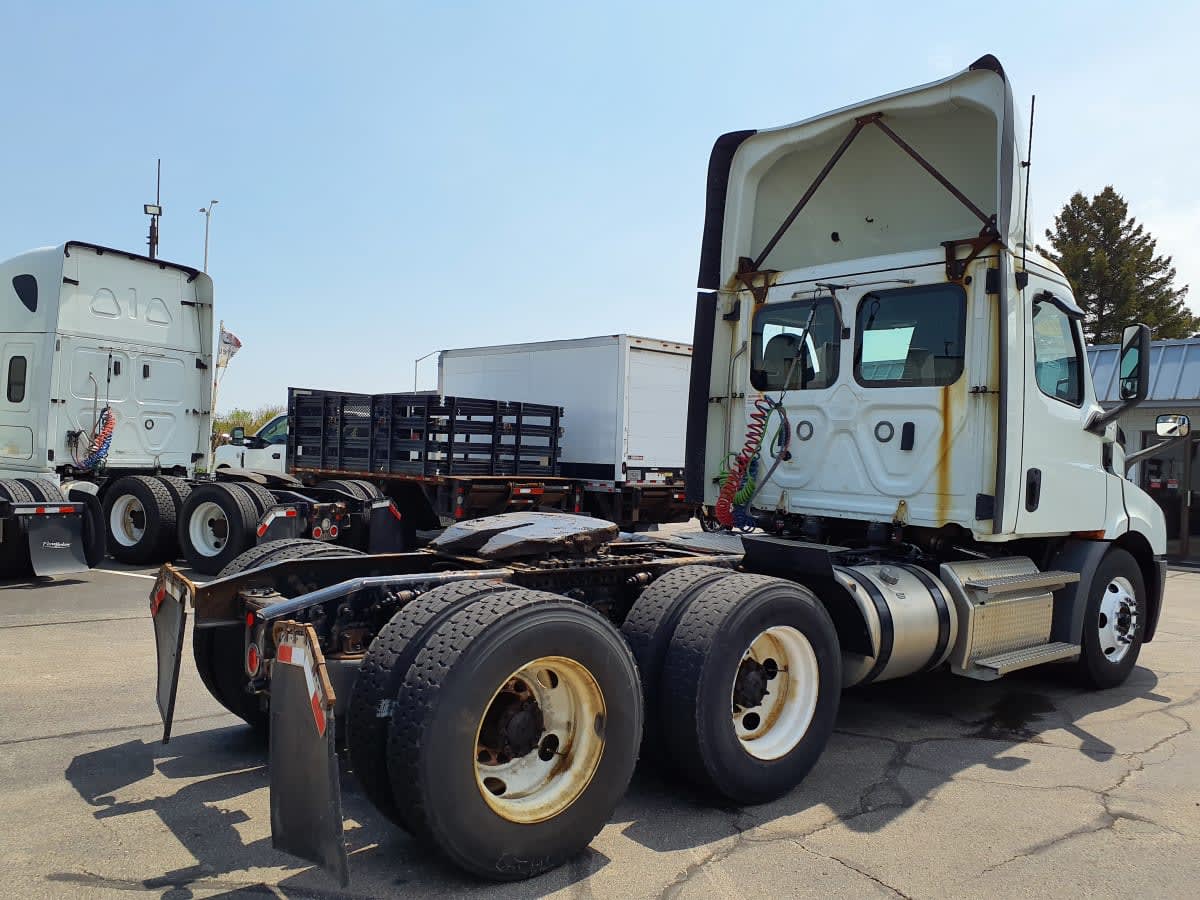 2019 Freightliner Cascadia in Oak Creek, WI — photo 4