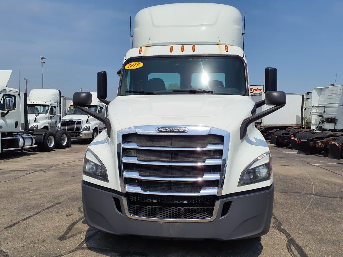 2019 Freightliner Cascadia in Oak Creek, WI — photo 2