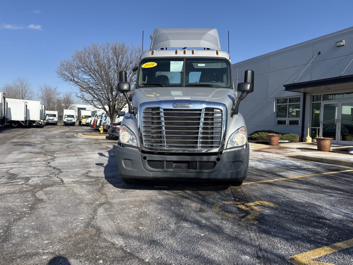 2019 Freightliner Cascadia in Bolingbrook, IL — photo 2