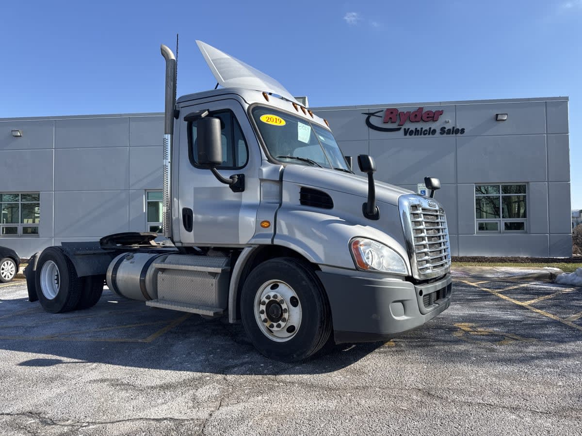 2019 Freightliner Cascadia in Bolingbrook, IL — photo 3