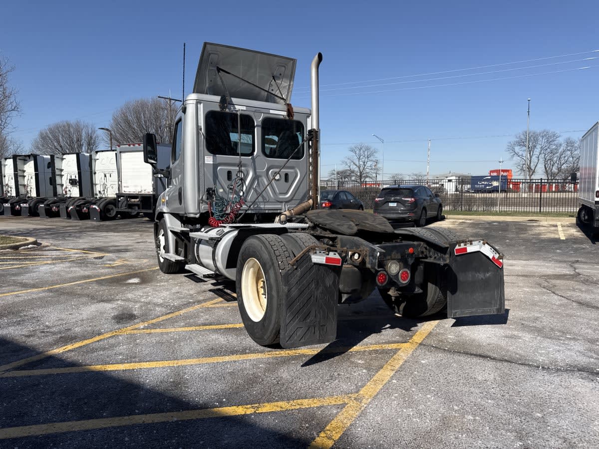 2019 Freightliner Cascadia in Bolingbrook, IL — photo 6