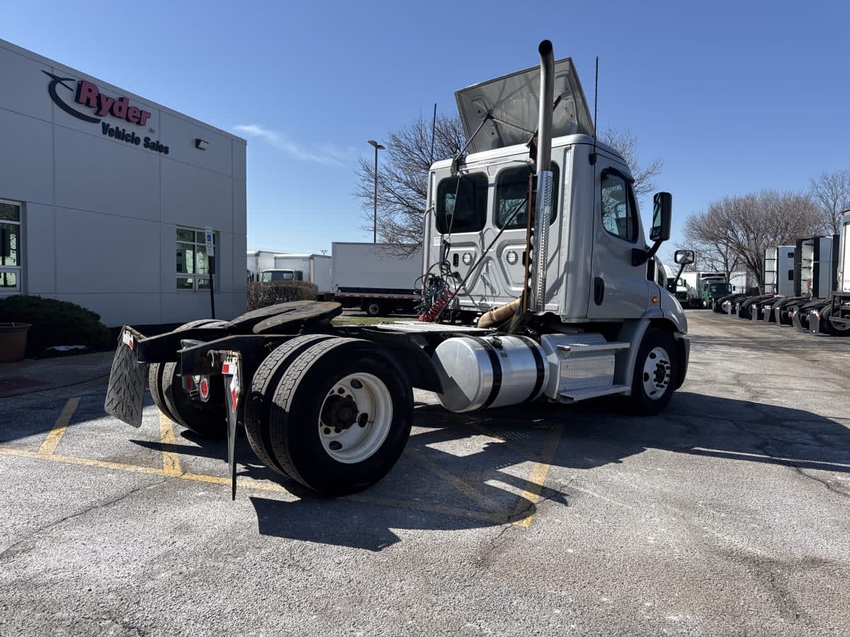 2019 Freightliner Cascadia in Bolingbrook, IL — photo 4