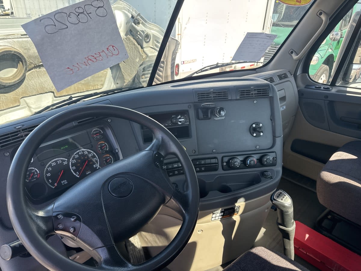 2019 Freightliner Cascadia in Bolingbrook, IL — photo 7