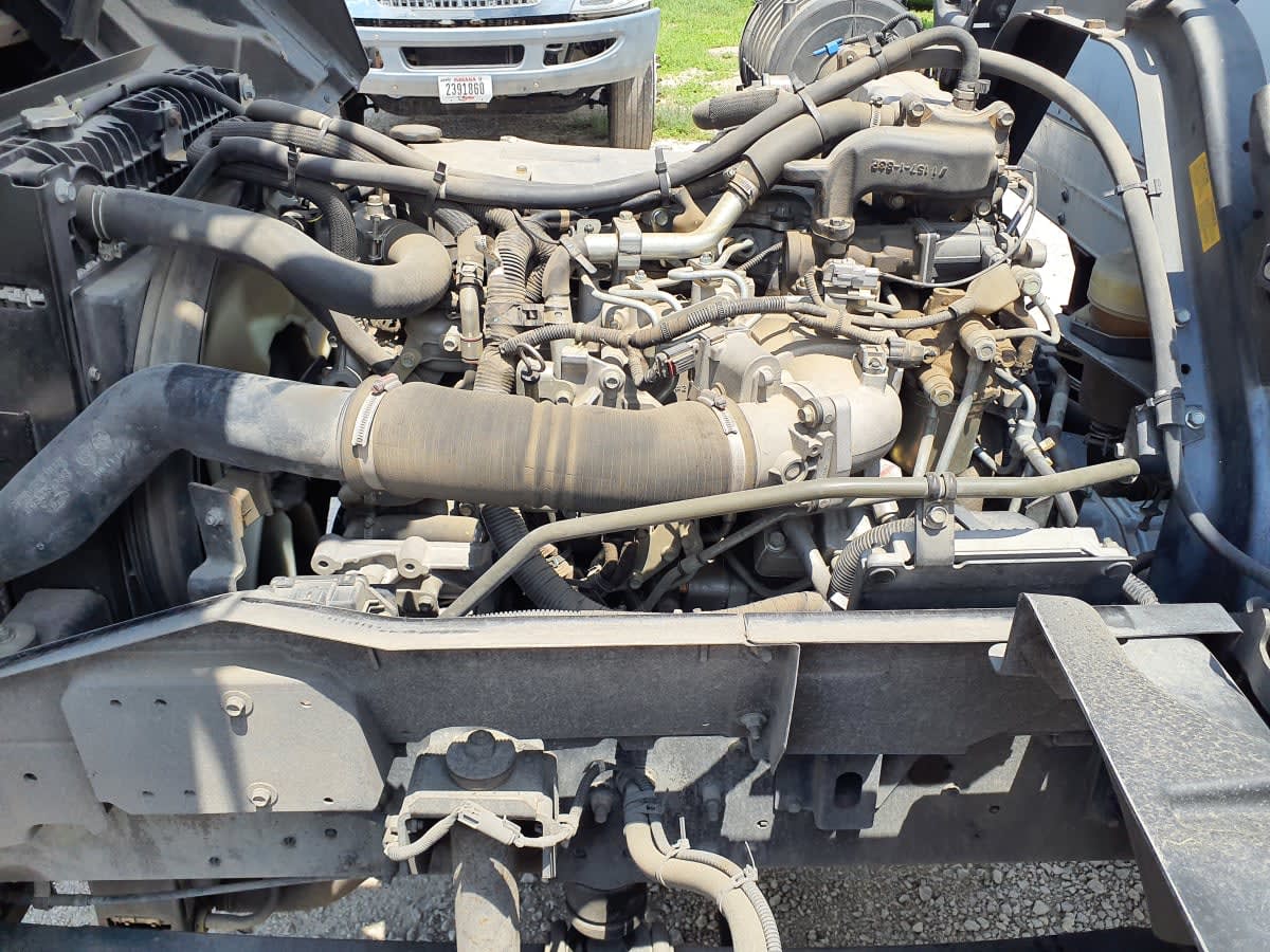 2019 Isuzu FTR in Converse, TX — photo 9