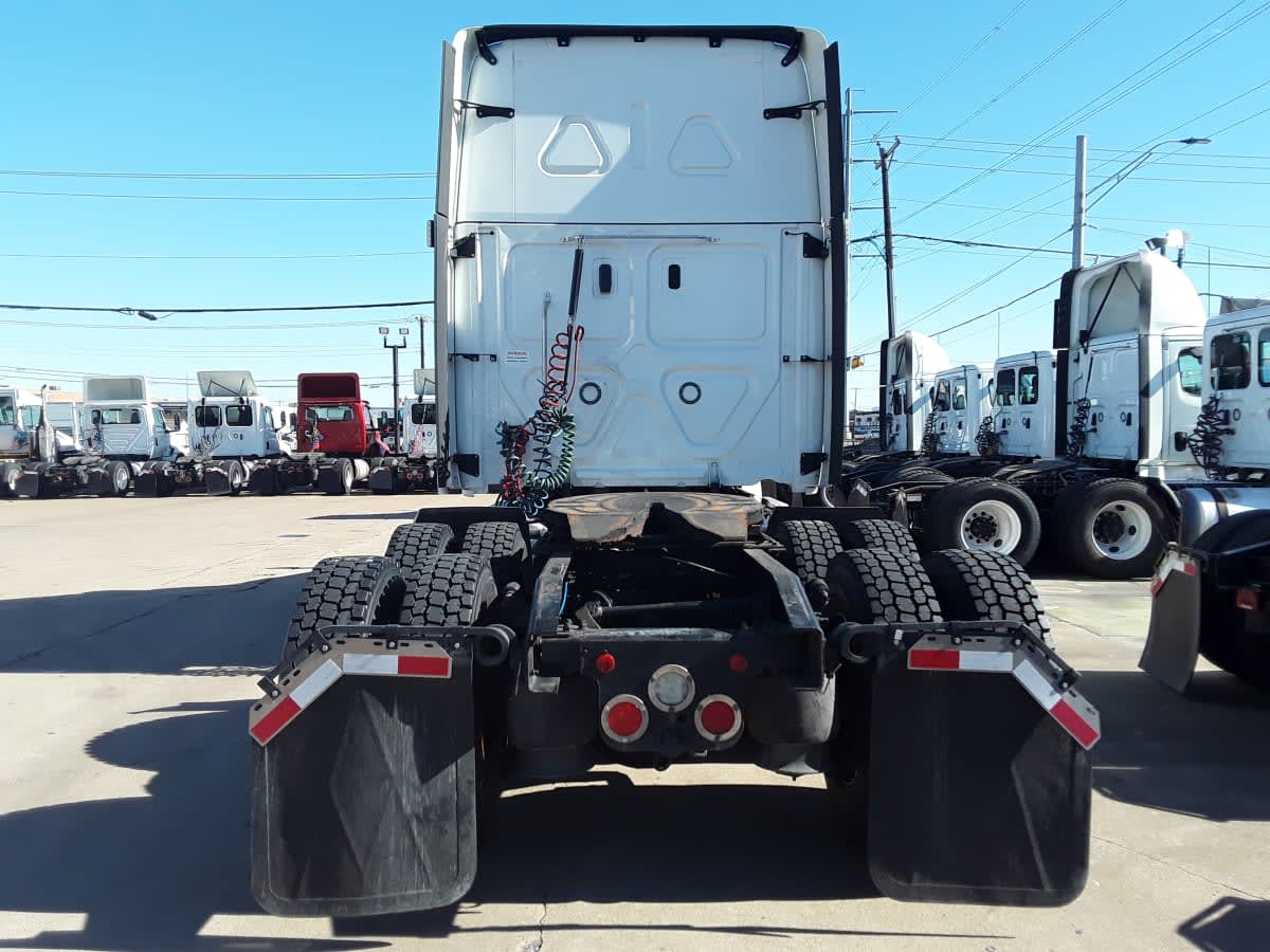 2020 Freightliner Cascadia in Dallas, TX — photo 5