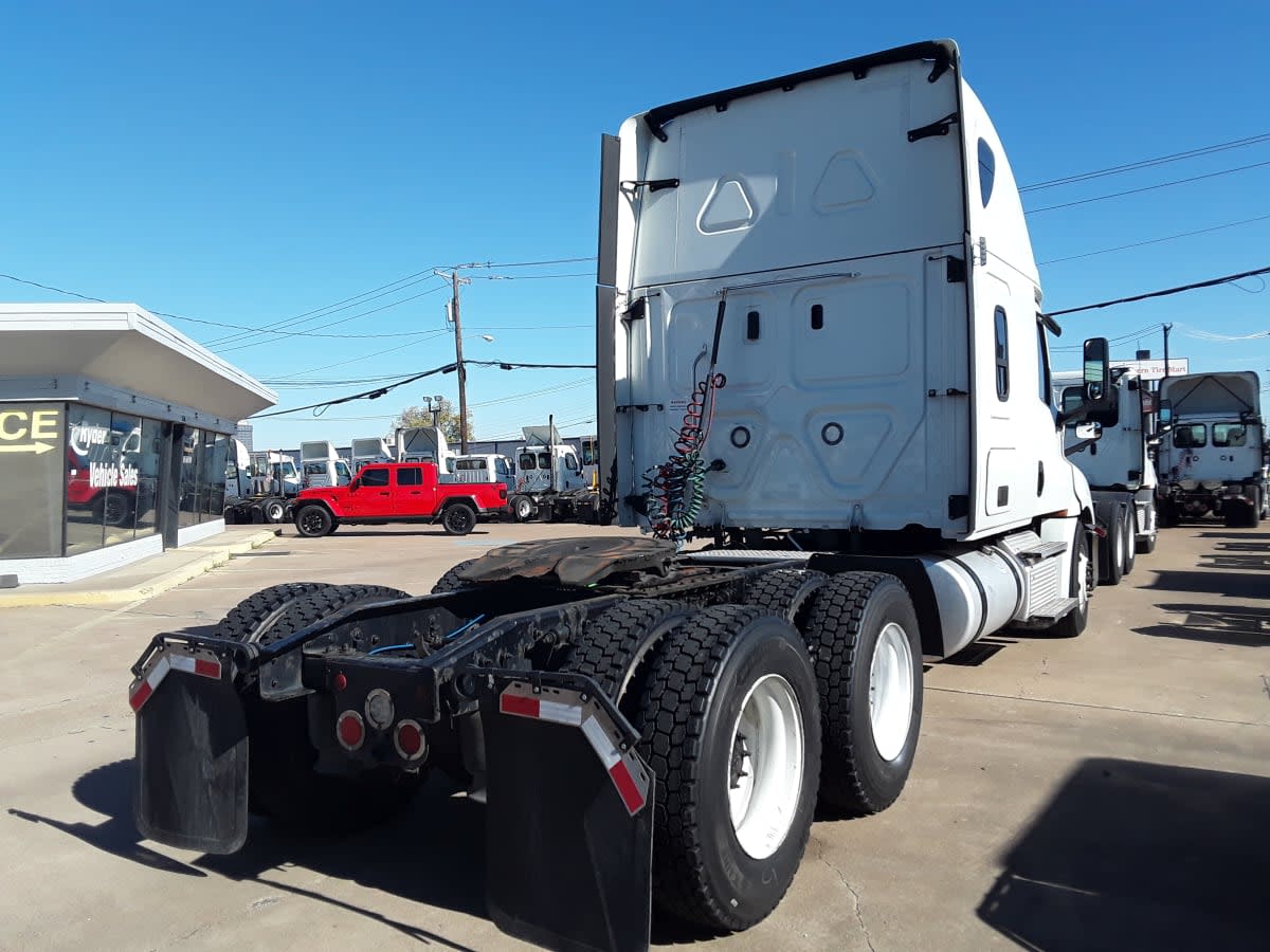 2020 Freightliner Cascadia in Dallas, TX — photo 4