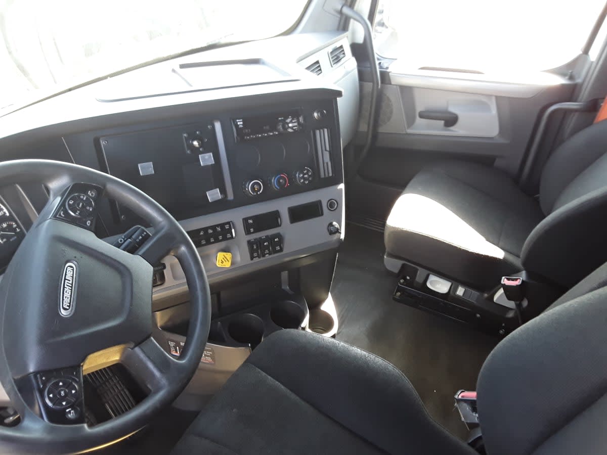 2020 Freightliner Cascadia in Dallas, TX — photo 7