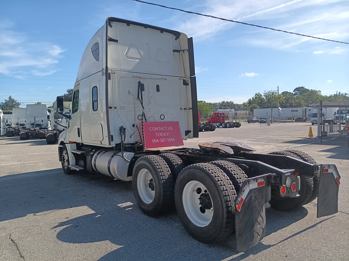 2020 Freightliner Cascadia in Jacksonville, FL — photo 6
