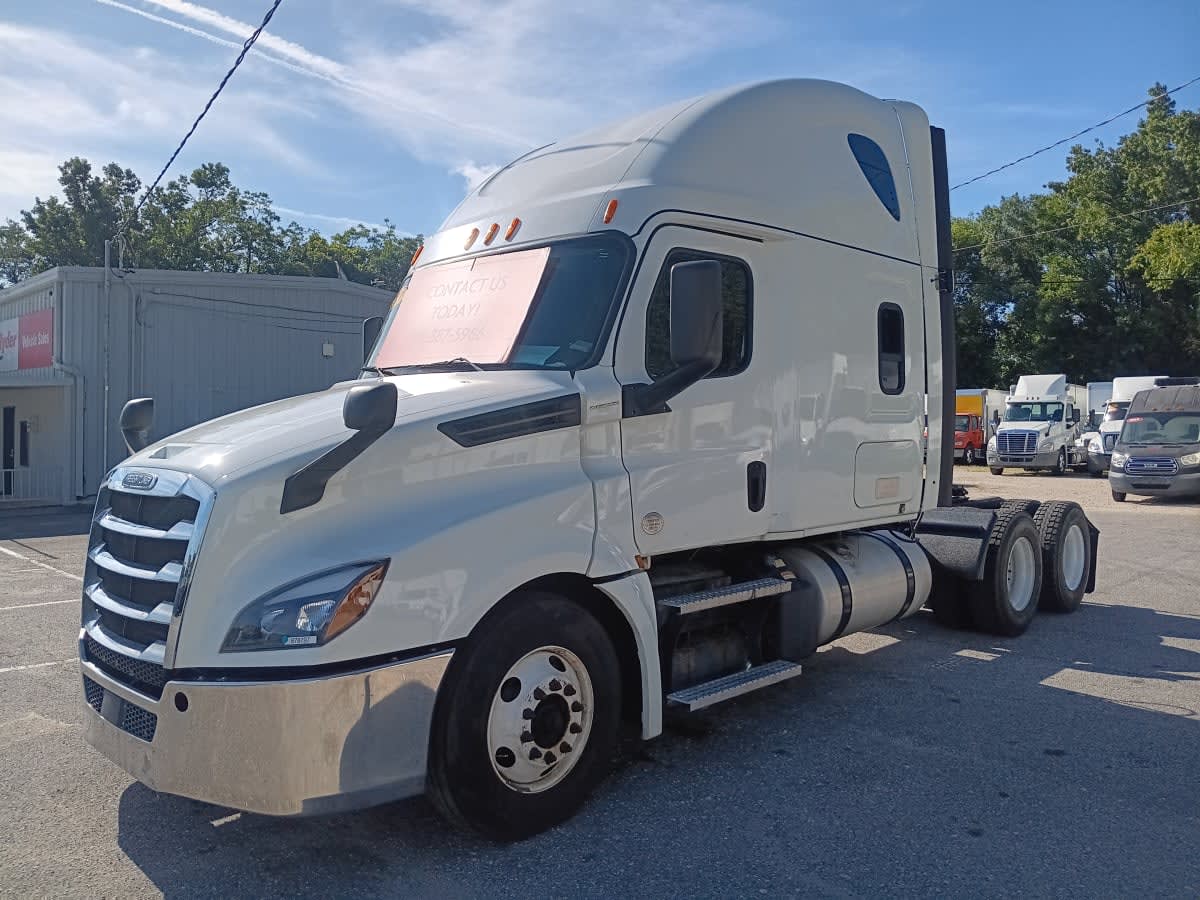 2020 Freightliner Cascadia in Jacksonville, FL — photo 2