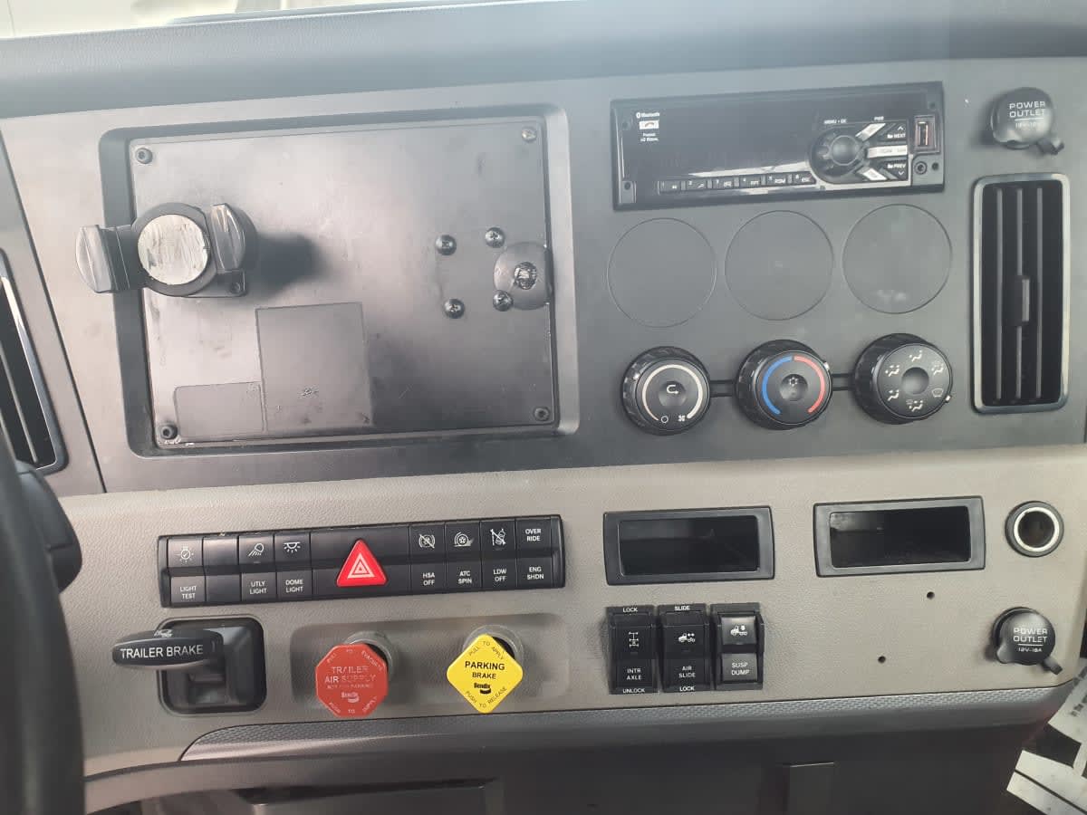 2020 Freightliner Cascadia in Clarksville, IN — photo 15
