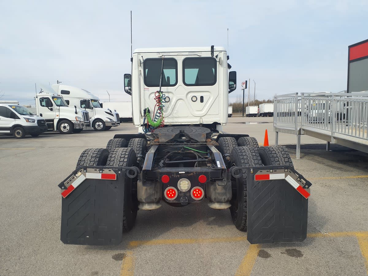 2020 Freightliner Cascadia in Clarksville, IN — photo 5