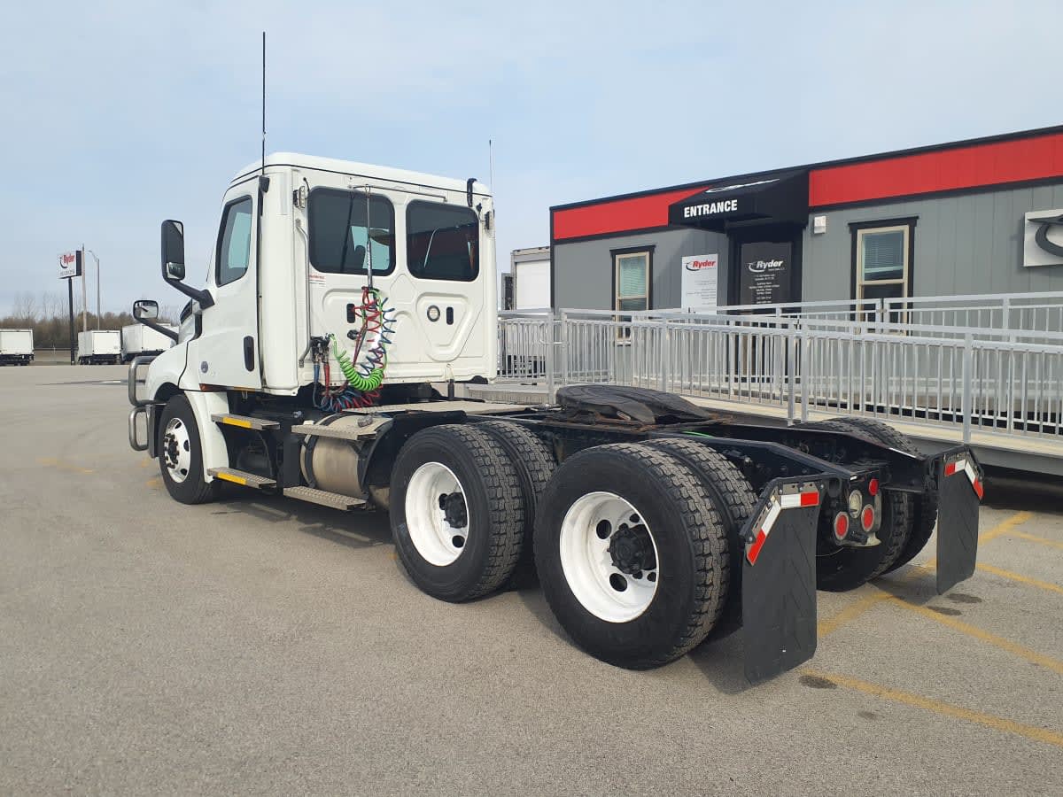 2020 Freightliner Cascadia in Clarksville, IN — photo 6