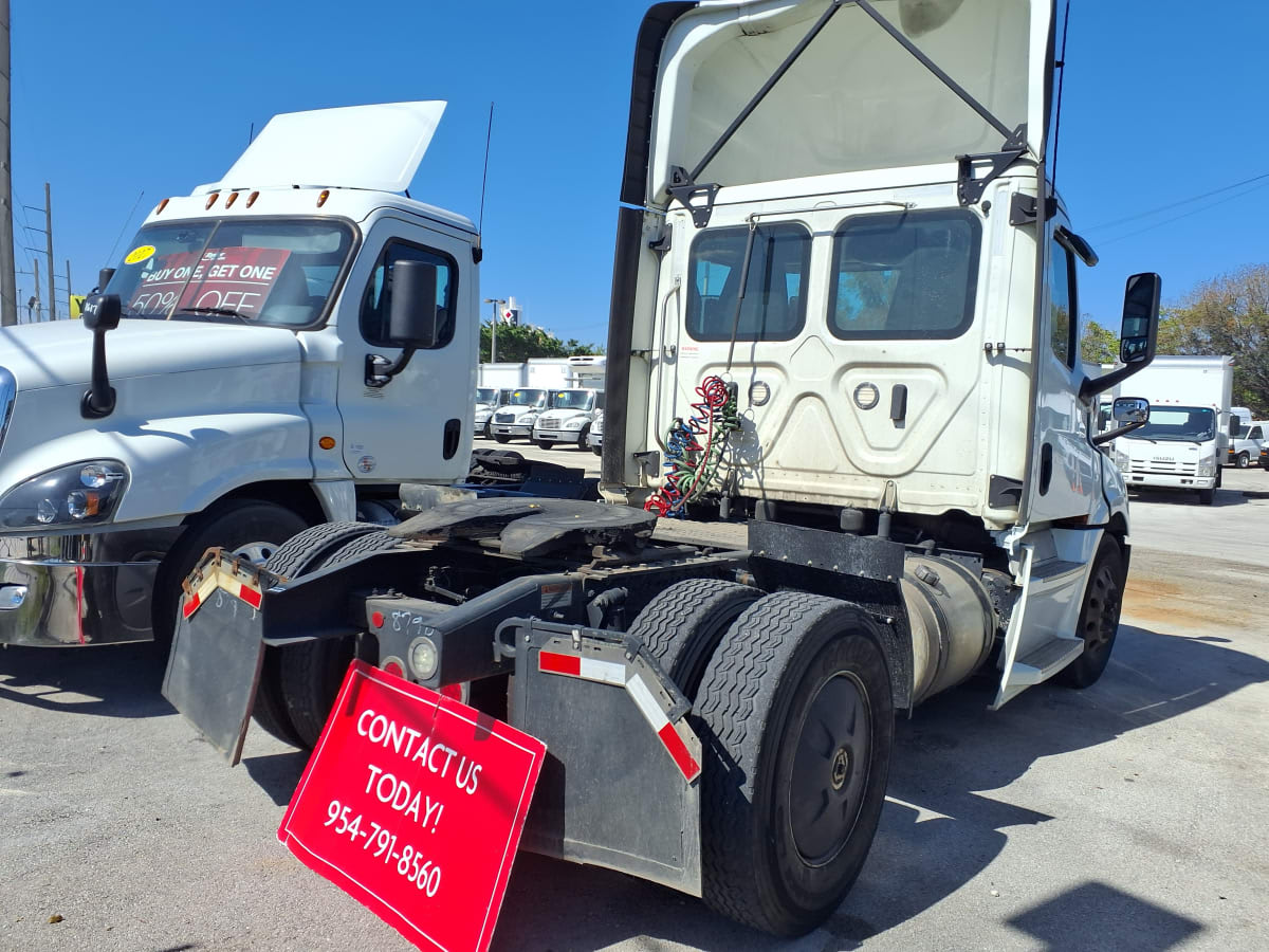 2020 Freightliner Cascadia in Davie, FL — photo 4