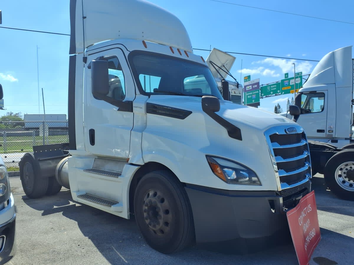 2020 Freightliner Cascadia in Davie, FL — photo 3