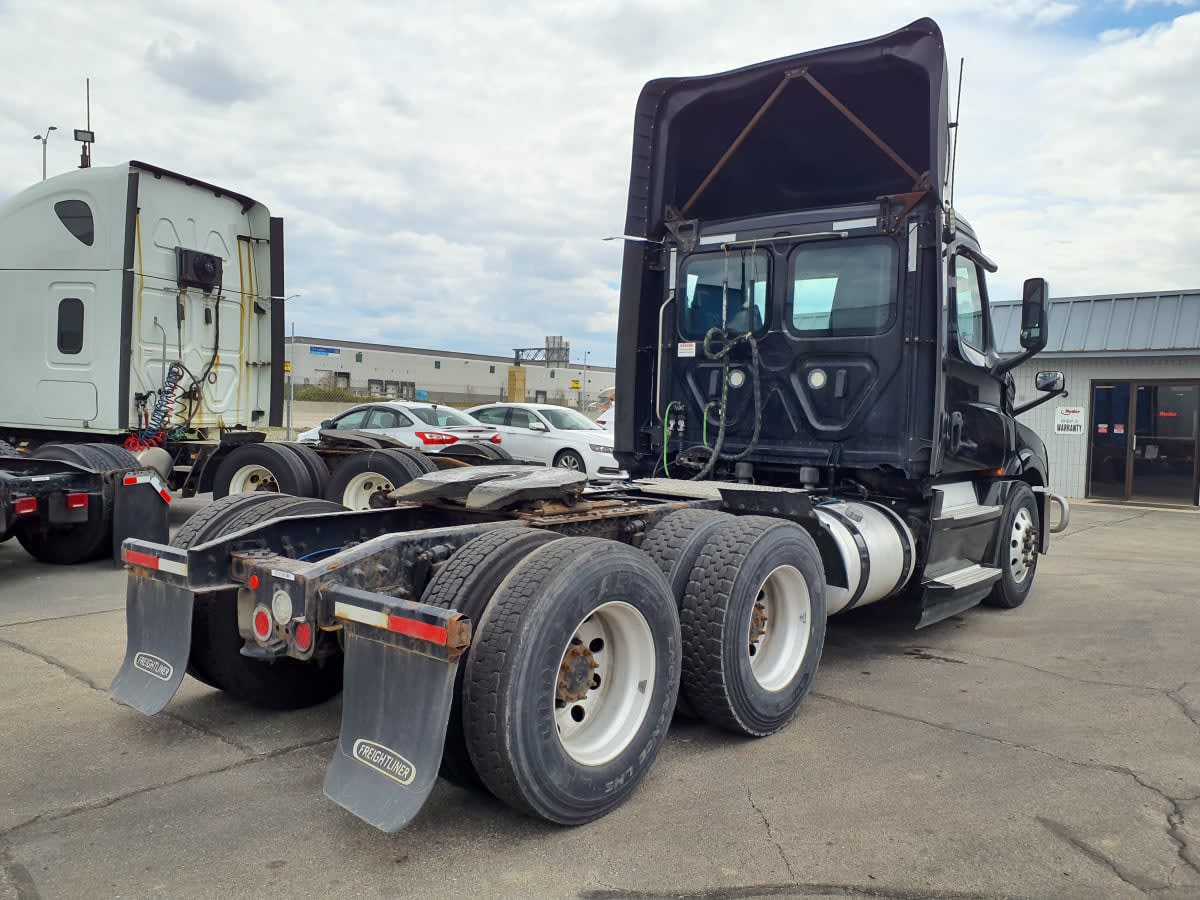 2020 Freightliner Cascadia in Oak Creek, WI — photo 4