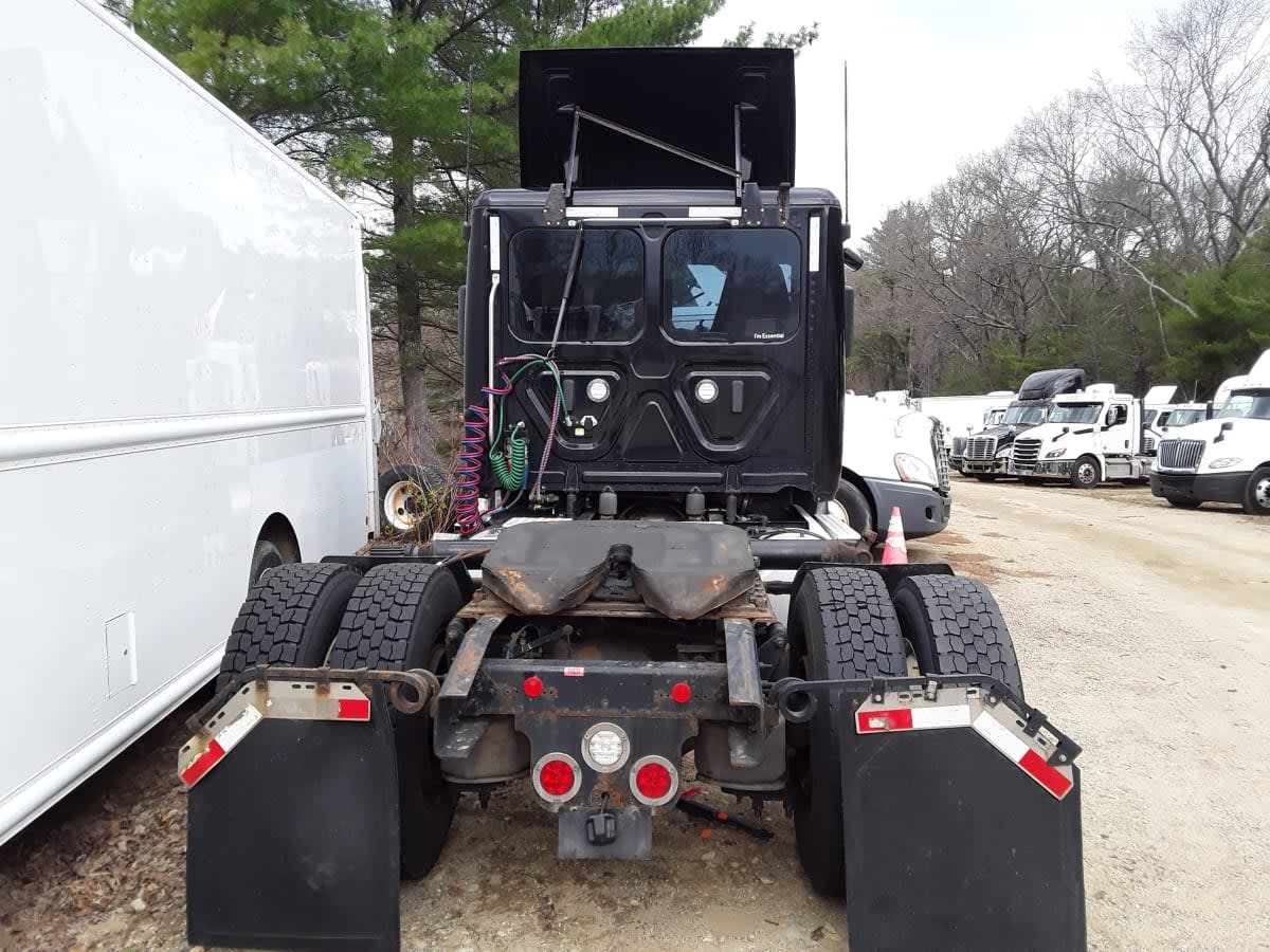 2020 Freightliner Cascadia in Salisbury, MA — photo 5