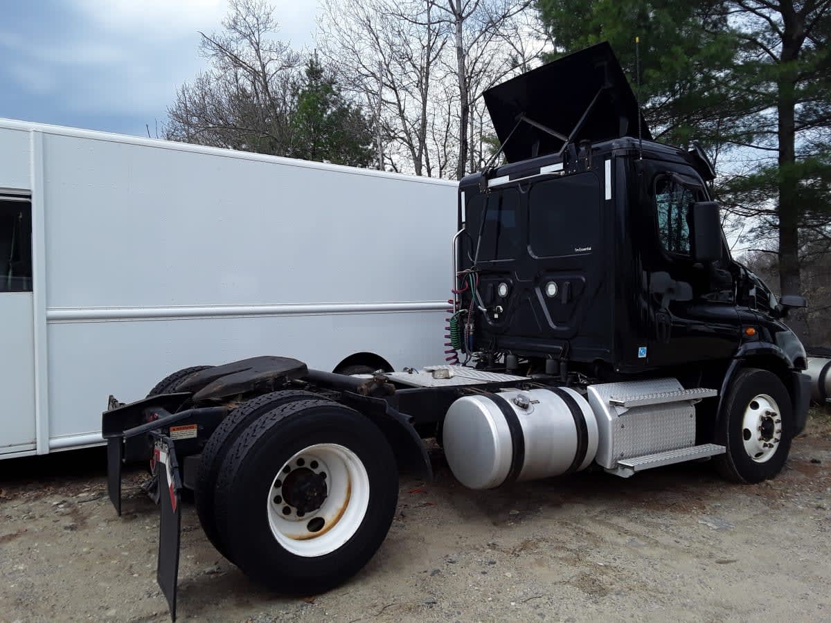 2020 Freightliner Cascadia in Salisbury, MA — photo 4