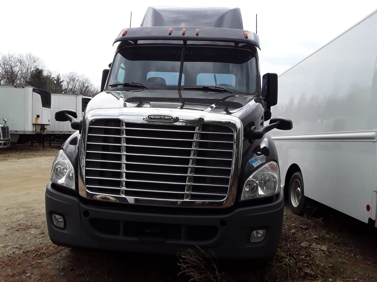 2020 Freightliner Cascadia in Salisbury, MA — photo 2