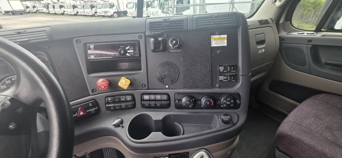 2020 Freightliner Cascadia in Bensalem, PA — photo 12