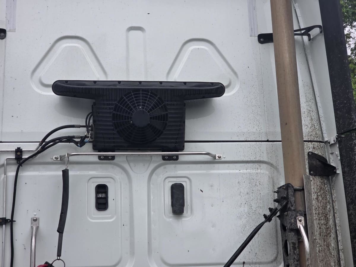 2020 Freightliner Cascadia in Bensalem, PA — photo 13