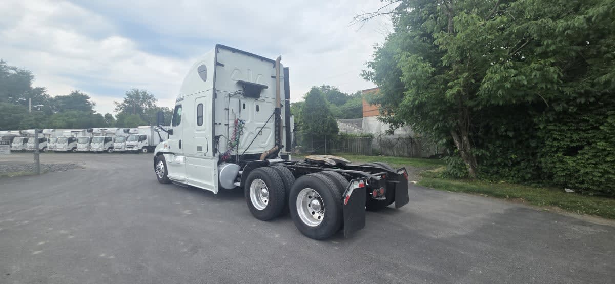2020 Freightliner Cascadia in Bensalem, PA — photo 6