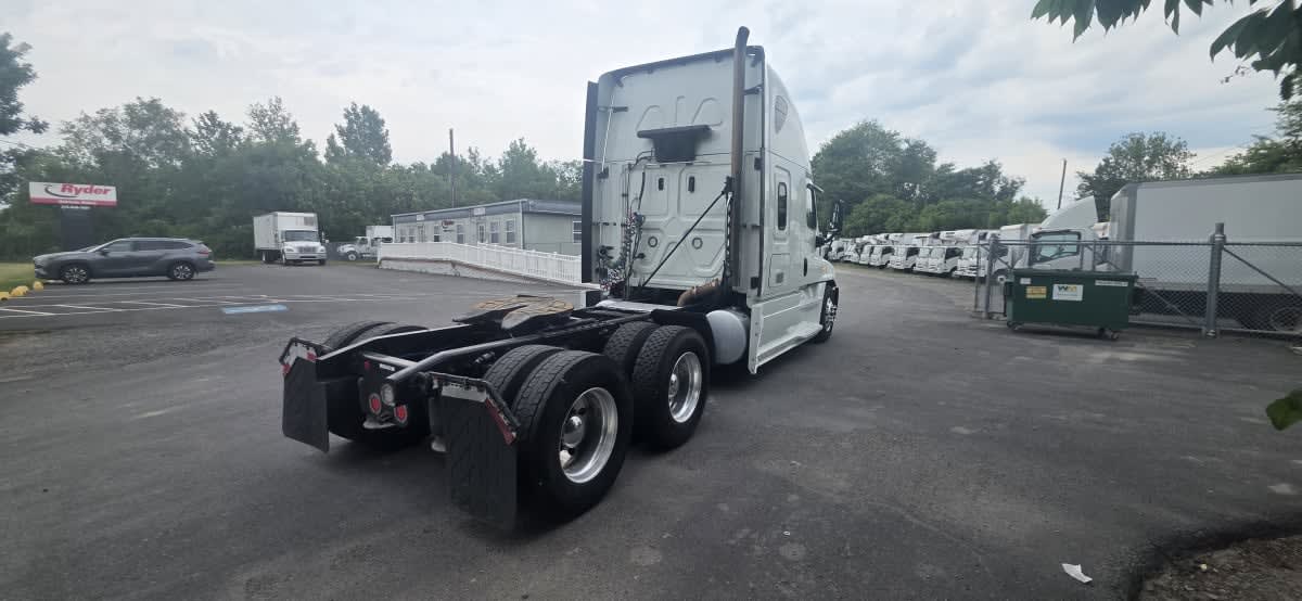 2020 Freightliner Cascadia in Bensalem, PA — photo 4