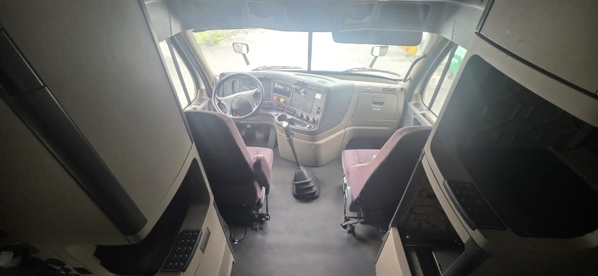 2020 Freightliner Cascadia in Bensalem, PA — photo 7