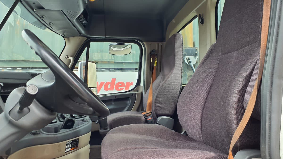 2020 Freightliner Cascadia in Springfield, MA — photo 10