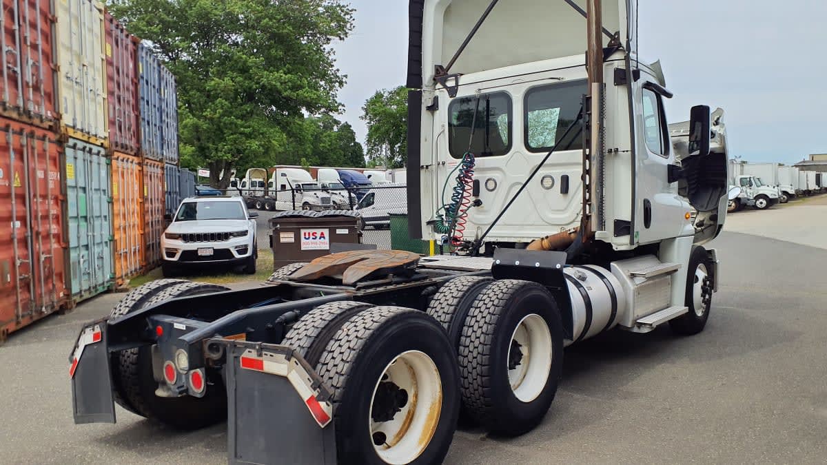 2020 Freightliner Cascadia in Springfield, MA — photo 4