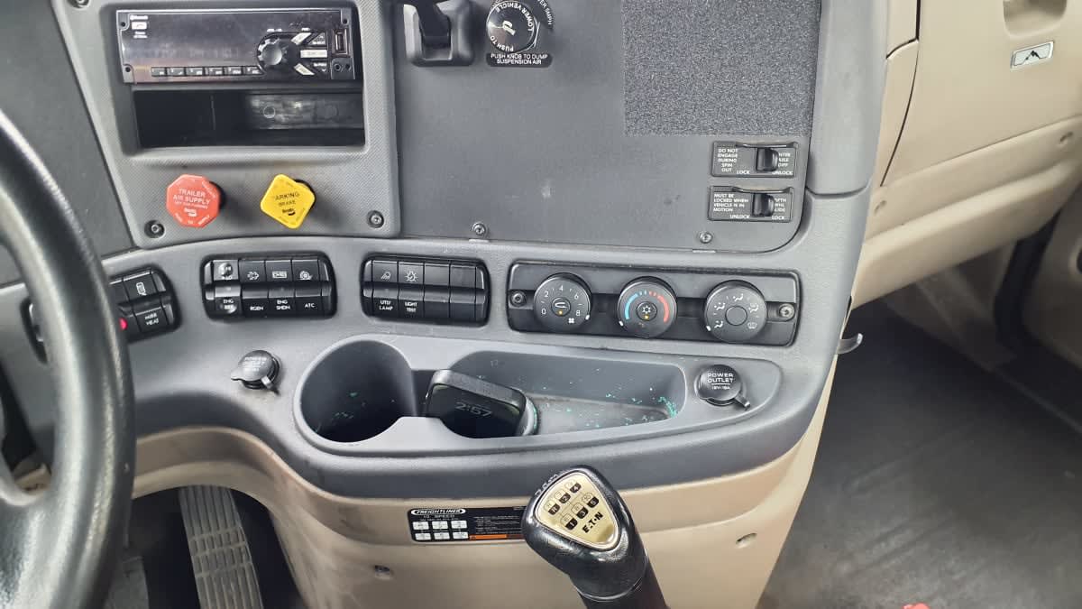2020 Freightliner Cascadia in Springfield, MA — photo 7