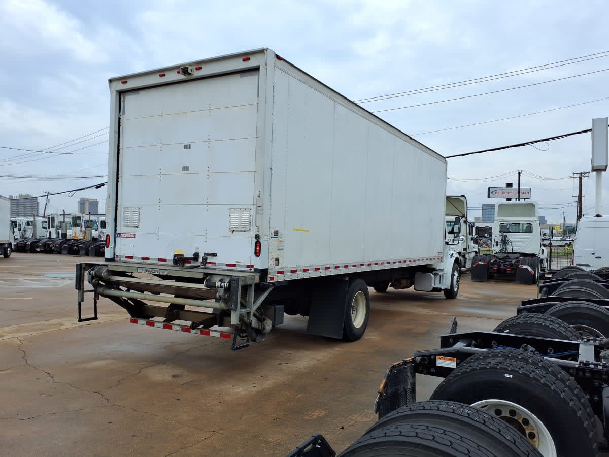 2019 Freightliner M2 106 in Dallas, TX — photo 4