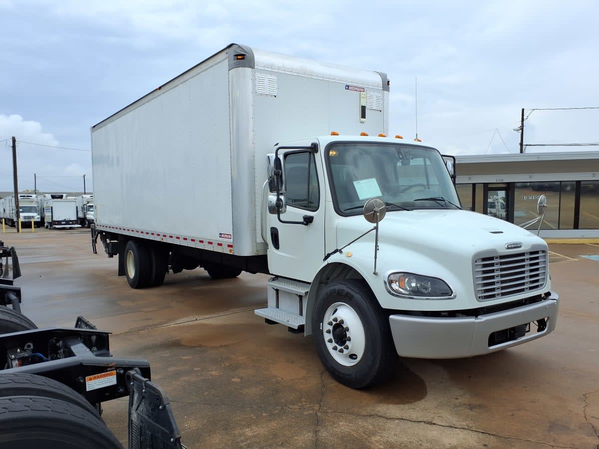 2019 Freightliner M2 106 in Dallas, TX — photo 3