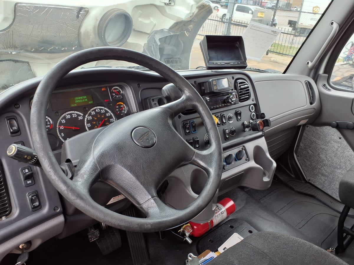 2019 Freightliner M2 106 in Dallas, TX — photo 7
