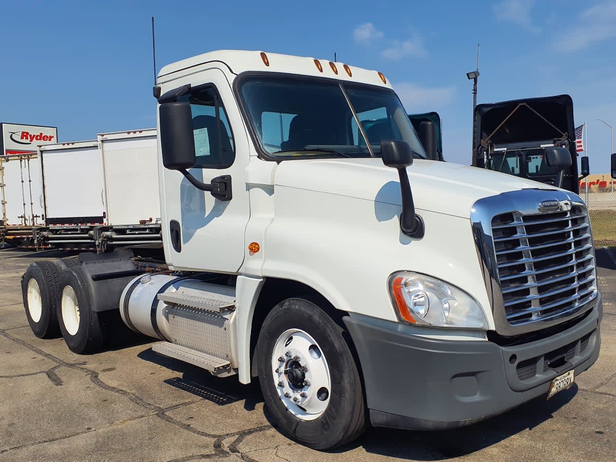 2020 Freightliner Cascadia in Oak Creek, WI — photo 3