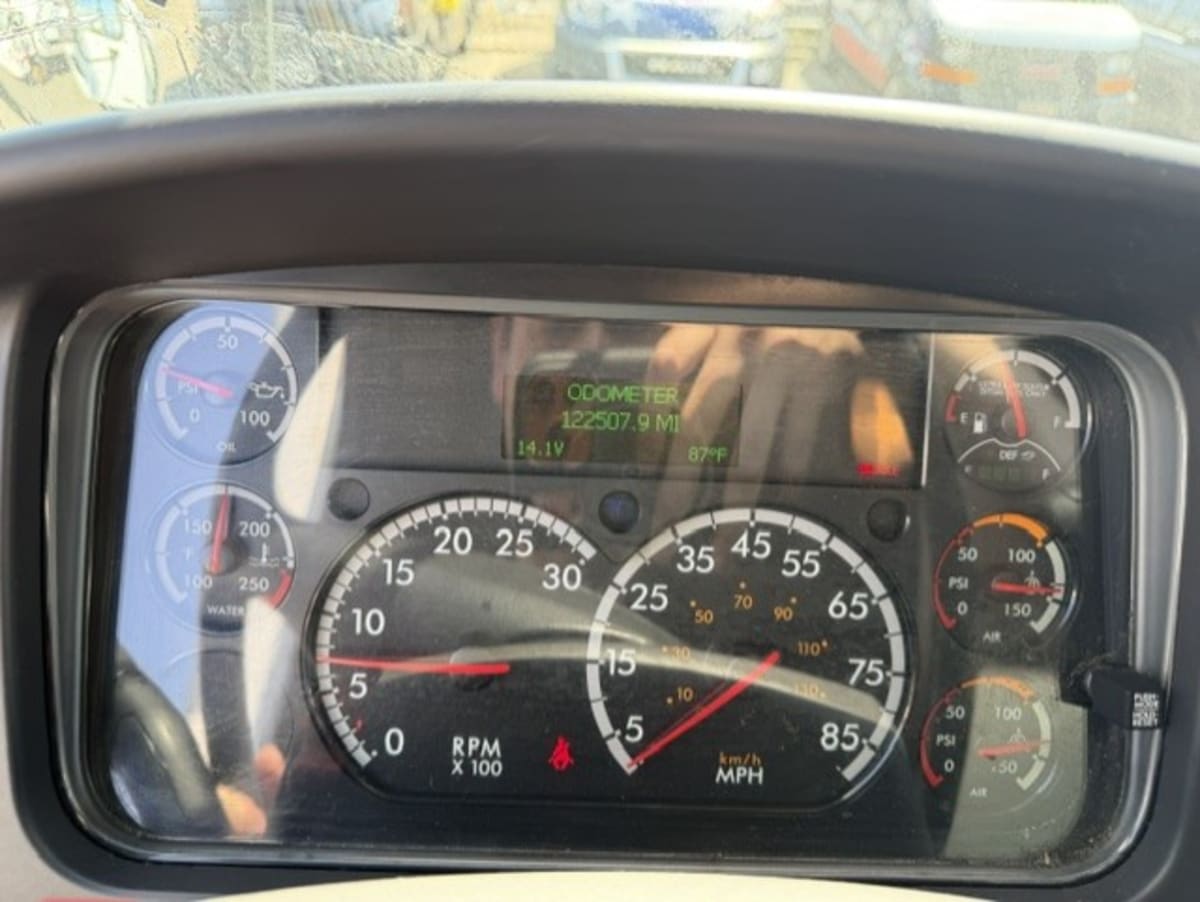 2019 Freightliner M2 106 in Farmingdale, NY — photo 10