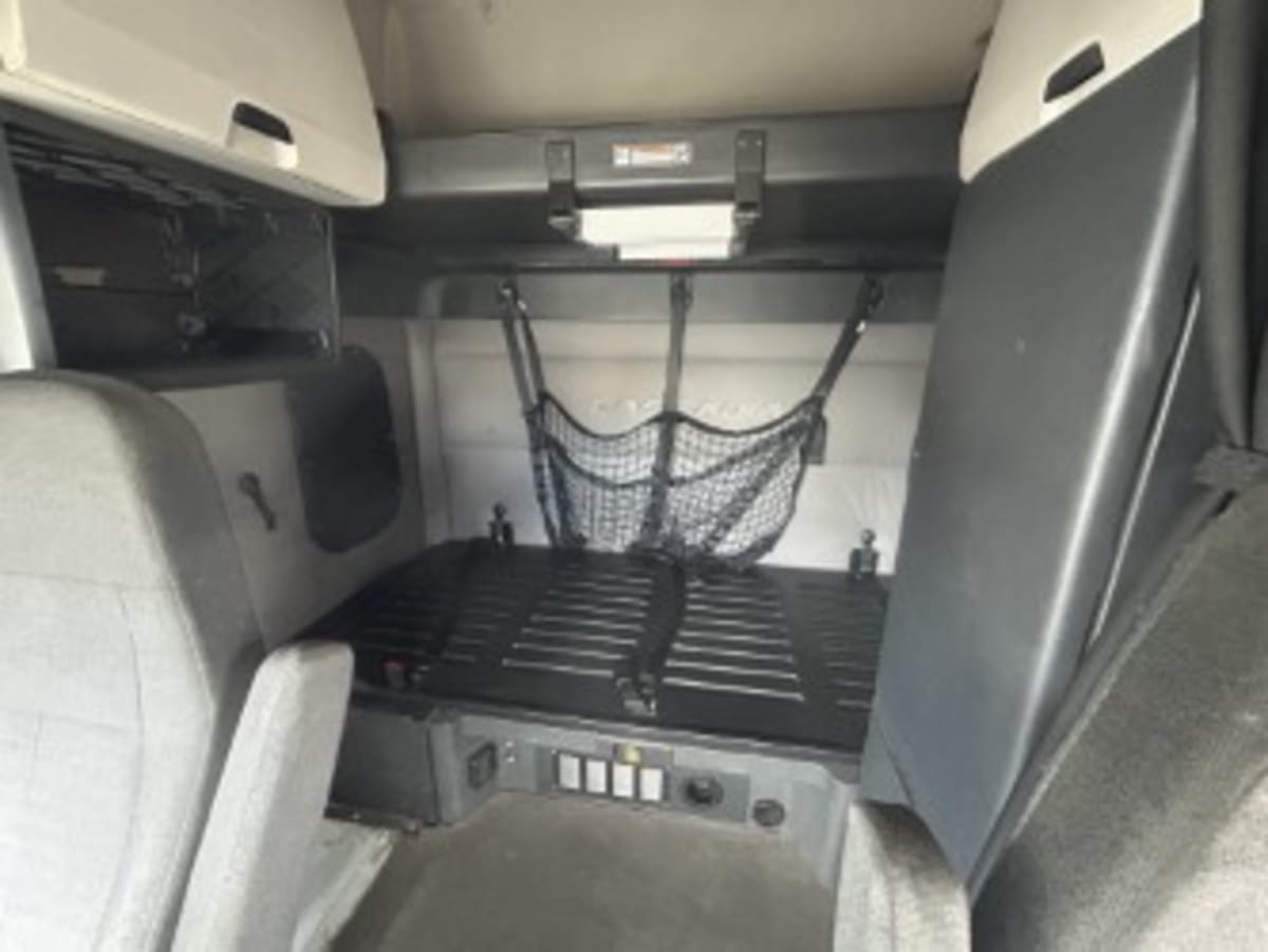 2020 Freightliner Cascadia in Newark, NJ — photo 10