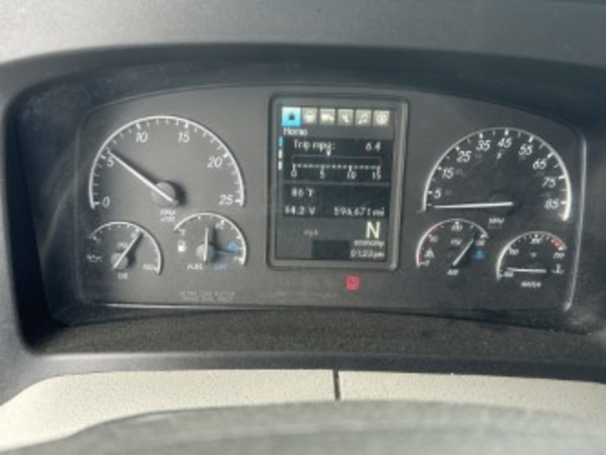 2020 Freightliner Cascadia in Newark, NJ — photo 11