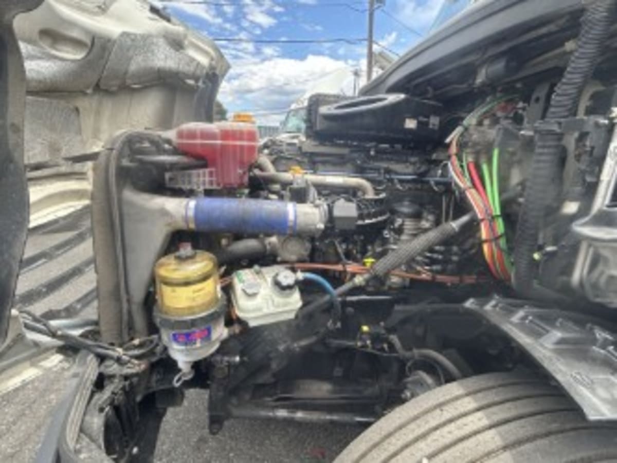 2020 Freightliner Cascadia in Newark, NJ — photo 12