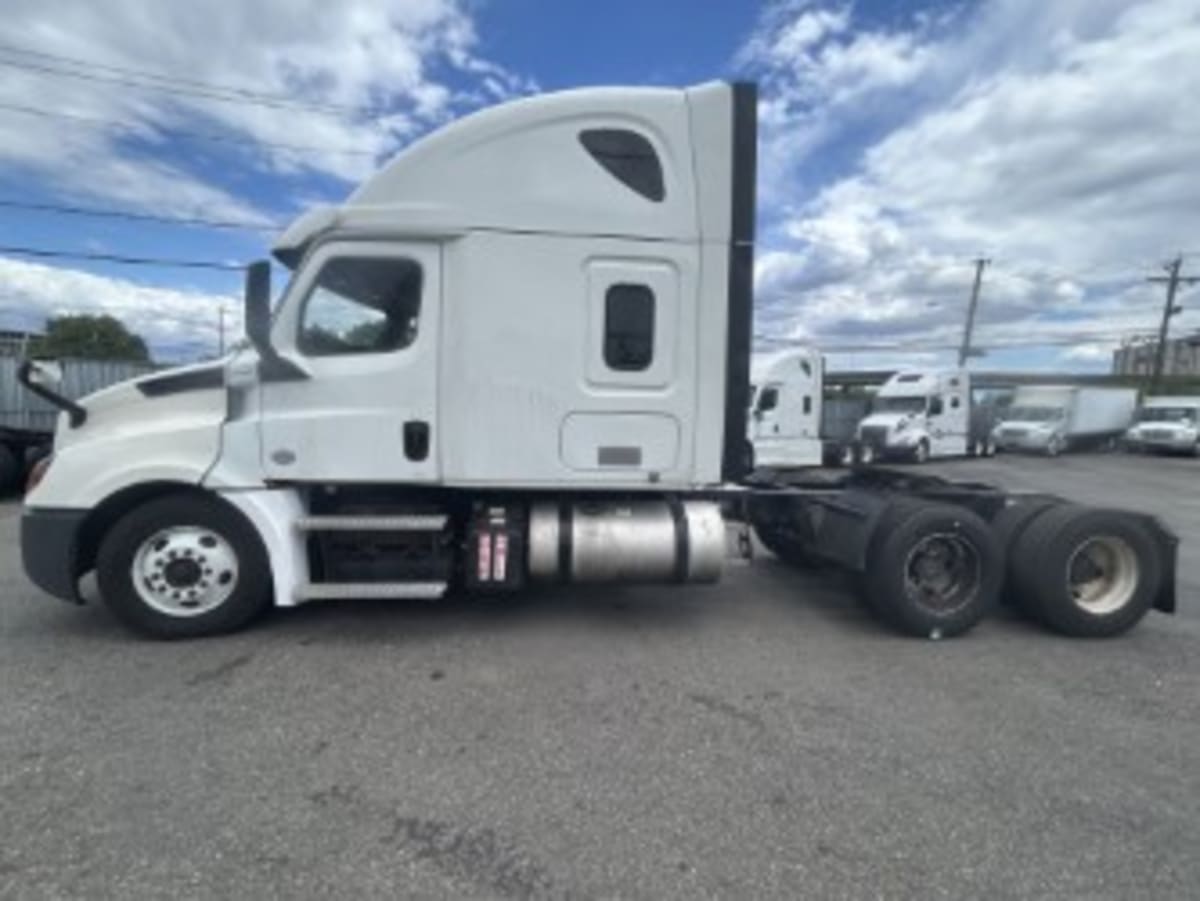 2020 Freightliner Cascadia in Newark, NJ — photo 5