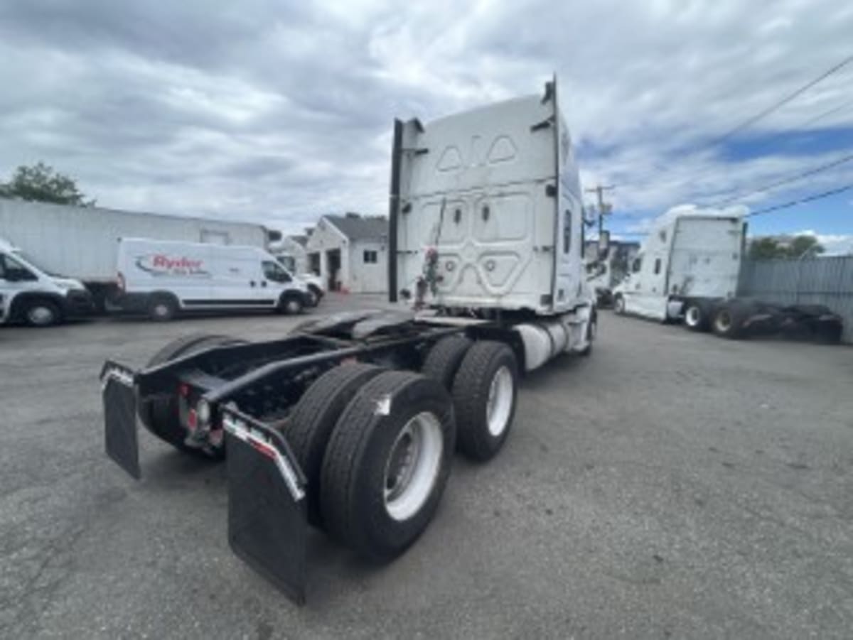 2020 Freightliner Cascadia in Newark, NJ — photo 6