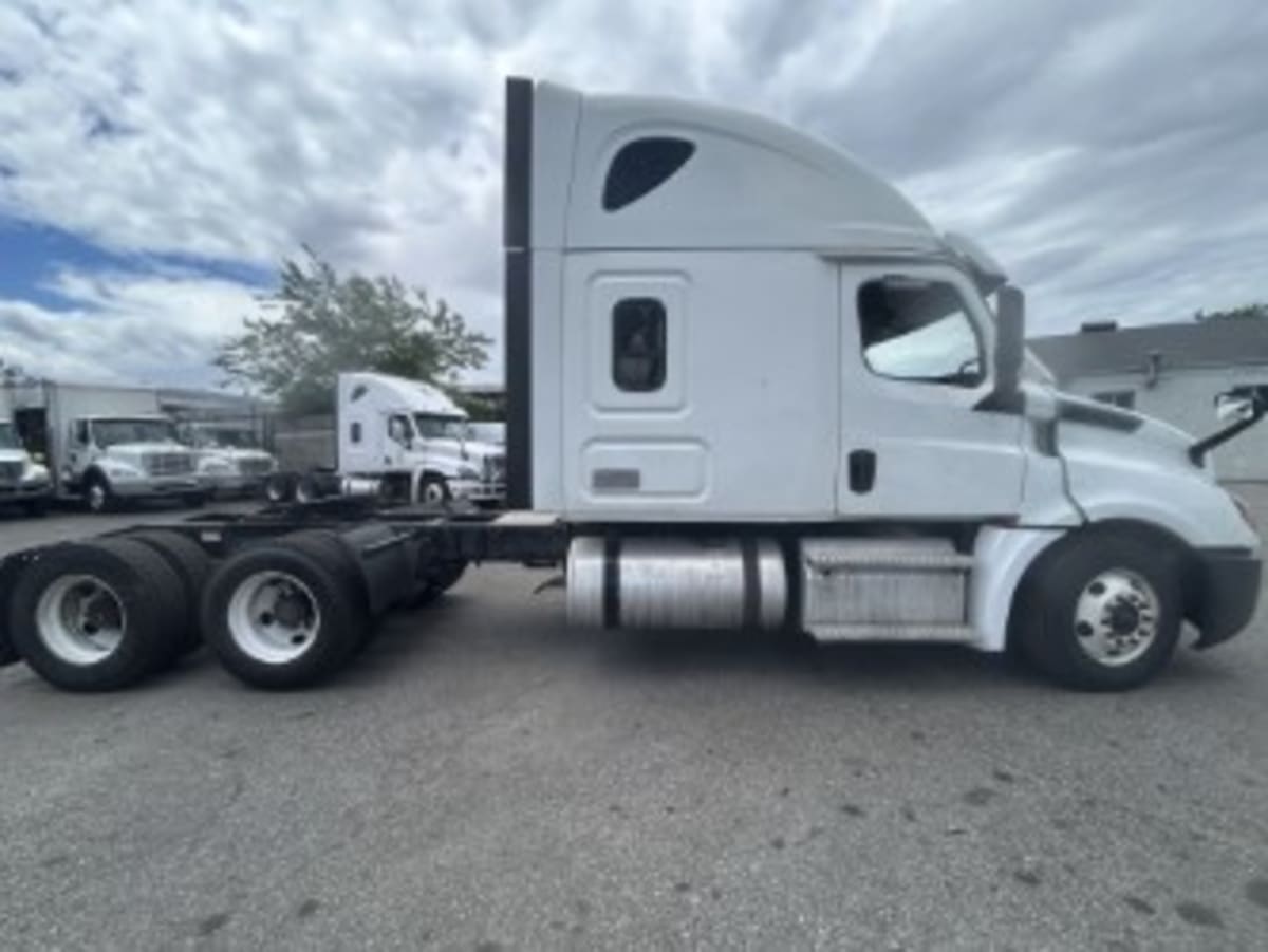 2020 Freightliner Cascadia in Newark, NJ — photo 4