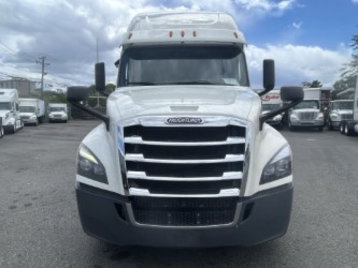2020 Freightliner Cascadia in Newark, NJ — photo 2