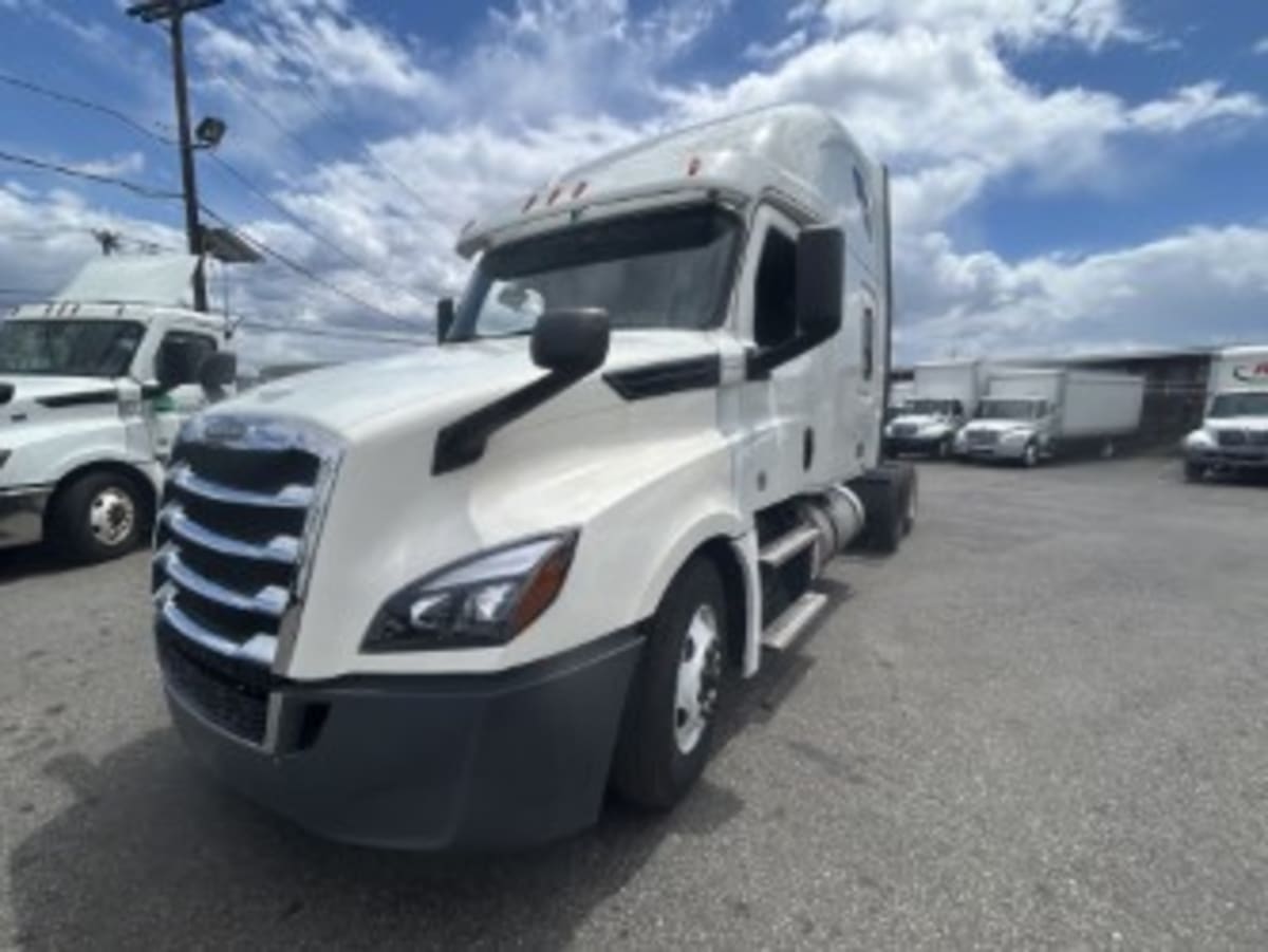 2020 Freightliner Cascadia in Newark, NJ — photo 3