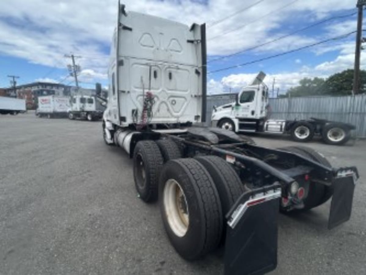2020 Freightliner Cascadia in Newark, NJ — photo 8