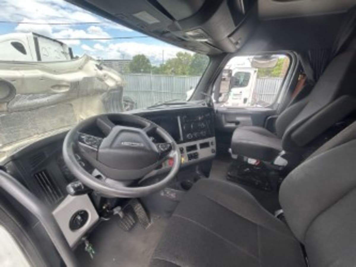2020 Freightliner Cascadia in Newark, NJ — photo 9
