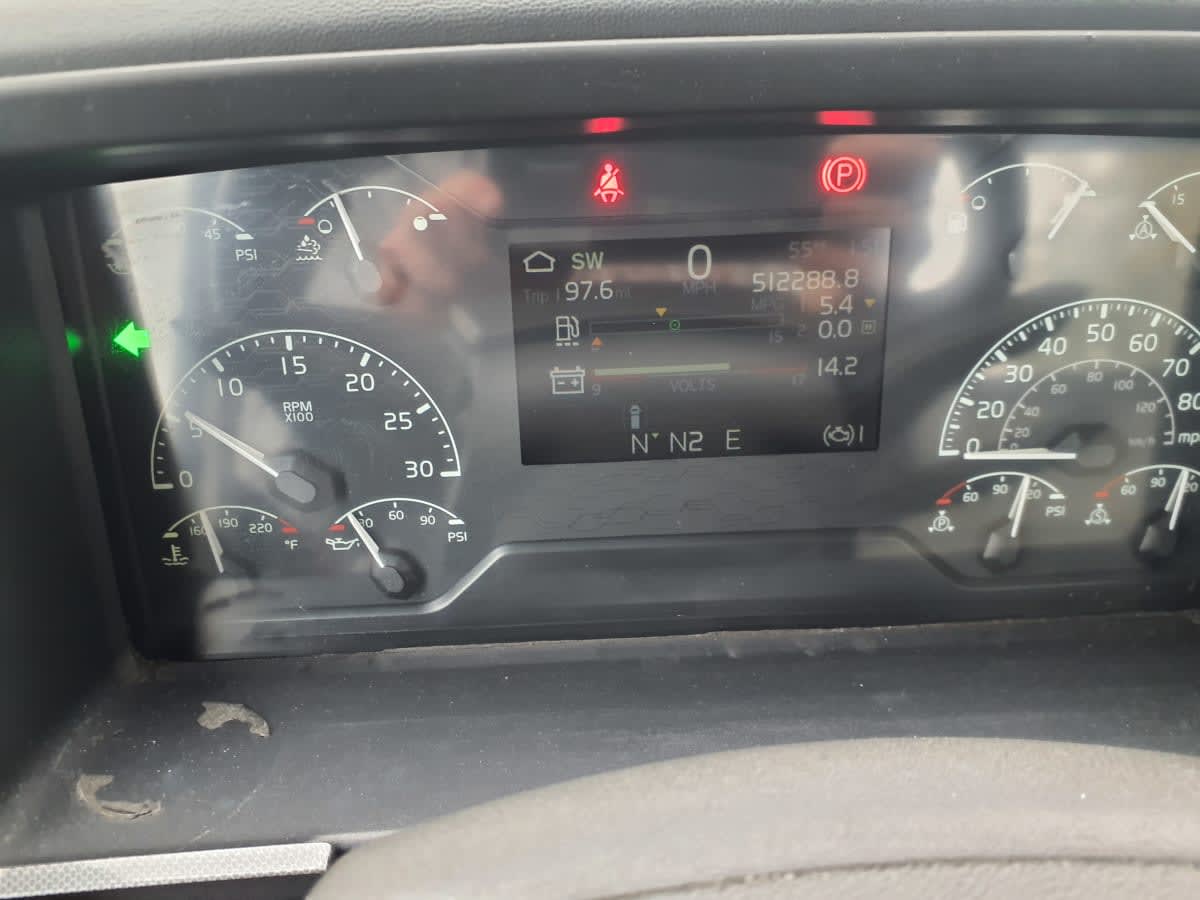 2019 Volvo VNL 860 in Kearny, NJ — photo 9