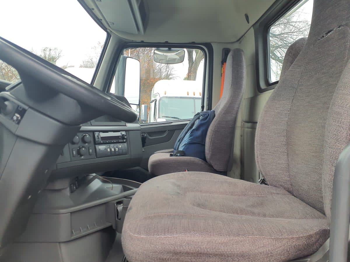 2019 Volvo VNL 860 in Kearny, NJ — photo 10