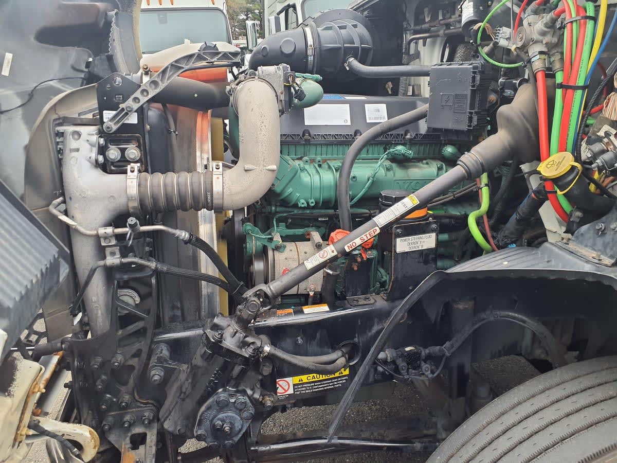 2019 Volvo VNL 860 in Kearny, NJ — photo 8