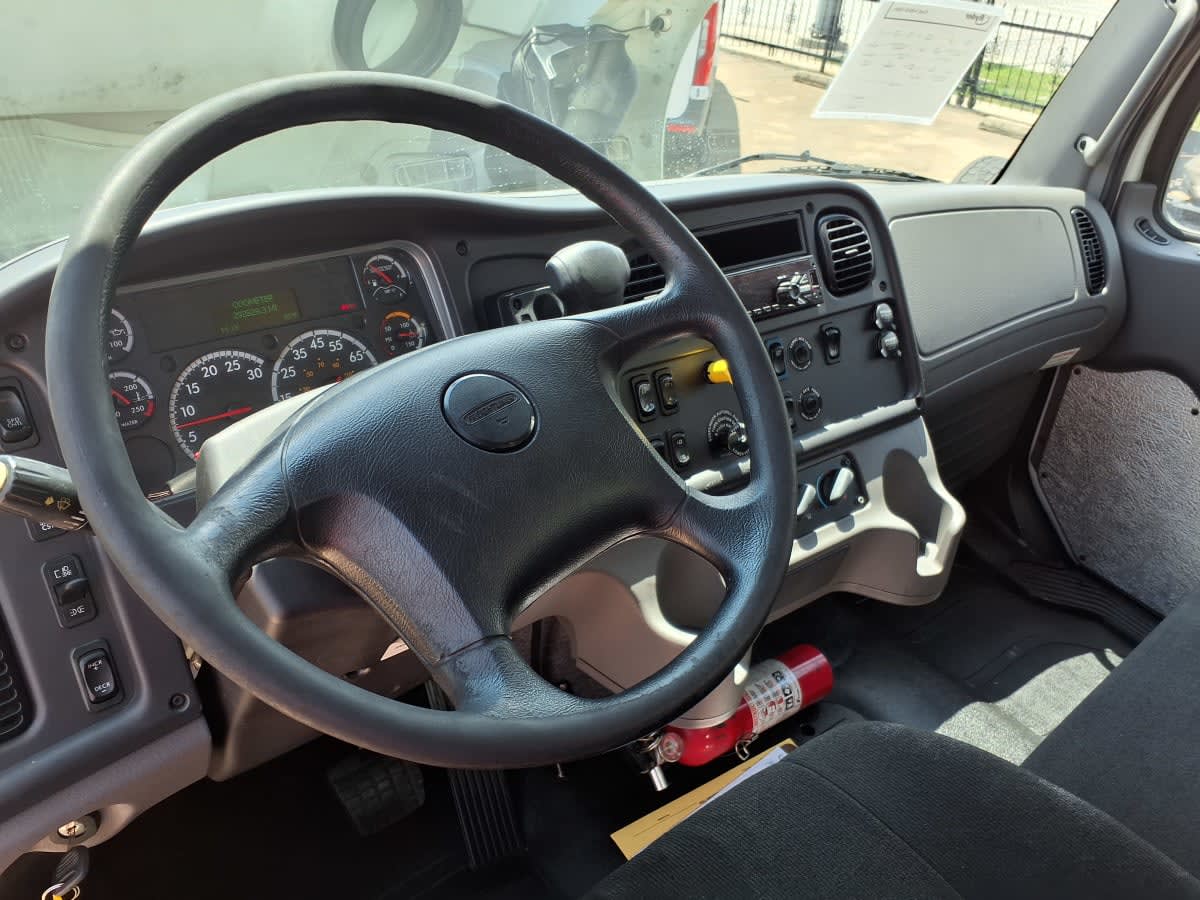 2019 Freightliner M2 106 in Dallas, TX — photo 7